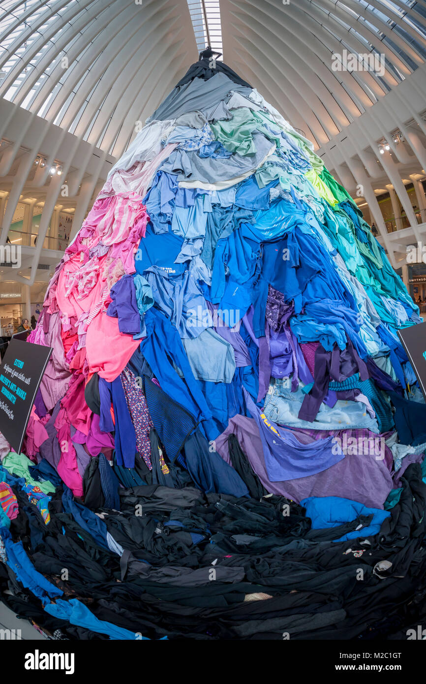 Une installation de 26 pieds de hauteur composé de milliers d'articles d'habillement utilisé est vu dans l'oculus de Westfield World Trade Center le Mardi, Février 6, 2018. L'événement commandité par Unilever les désodorisants et les épargnants, un magasin d'épargne, est destiné à attirer l'attention sur la quantité de vêtements, d'un montant total de 10,5 millions de tonnes, jetés chaque année. Intitulée "tain-moins, Waste-Less' elle fait la promotion de l'Unilever déodorants qui ne laissent pas de marques de taches sur vos vêtements, prolongeant ainsi la durée de vie de vos vêtements. Les consommateurs ont également la possibilité de faire don de vêtements usagés qui seront recyclés pour un organisme sans but lucratif. (© Banque D'Images