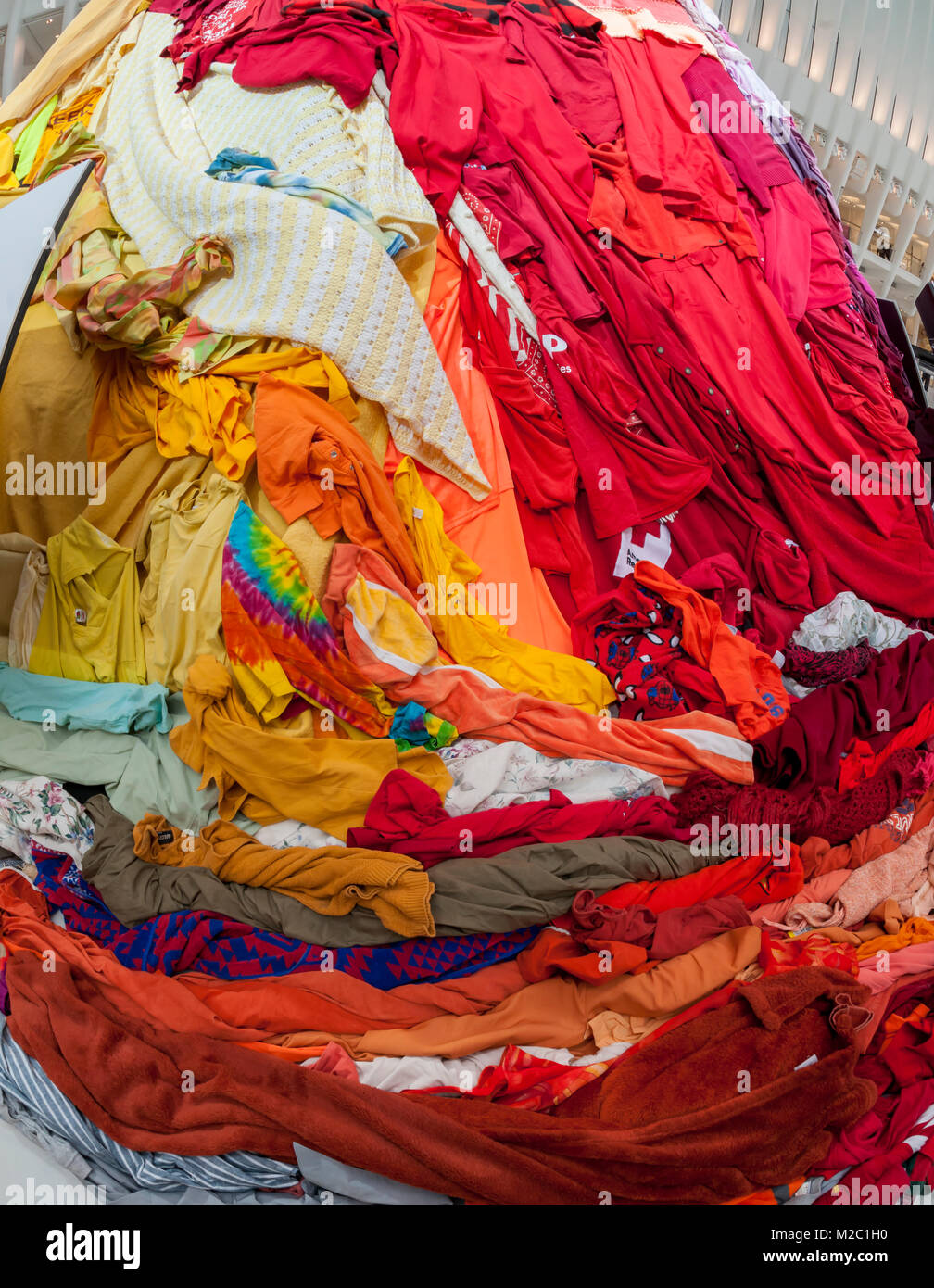 Une installation de 26 pieds de hauteur composé de milliers d'articles d'habillement utilisé est vu dans l'oculus de Westfield World Trade Center le Mardi, Février 6, 2018. L'événement commandité par Unilever les désodorisants et les épargnants, un magasin d'épargne, est destiné à attirer l'attention sur la quantité de vêtements, d'un montant total de 10,5 millions de tonnes, jetés chaque année. Intitulée "tain-moins, Waste-Less' elle fait la promotion de l'Unilever déodorants qui ne laissent pas de marques de taches sur vos vêtements, prolongeant ainsi la durée de vie de vos vêtements. Les consommateurs ont également la possibilité de faire don de vêtements usagés qui seront recyclés pour un organisme sans but lucratif. (© Banque D'Images