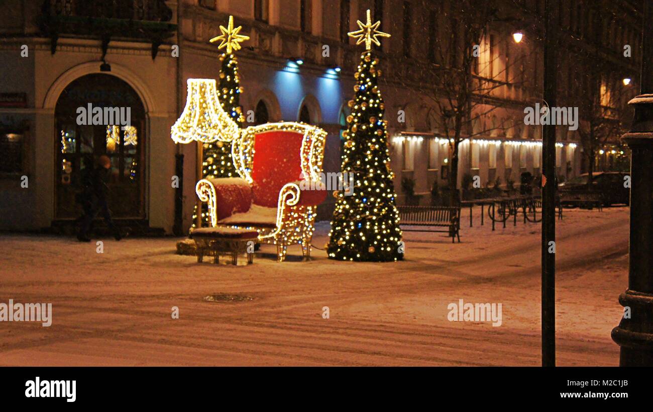 Arbre de Noël et Santa's chair. Le mardi 6 février 2018, décor sur la rue Piotrkowska à Lodz. Banque D'Images