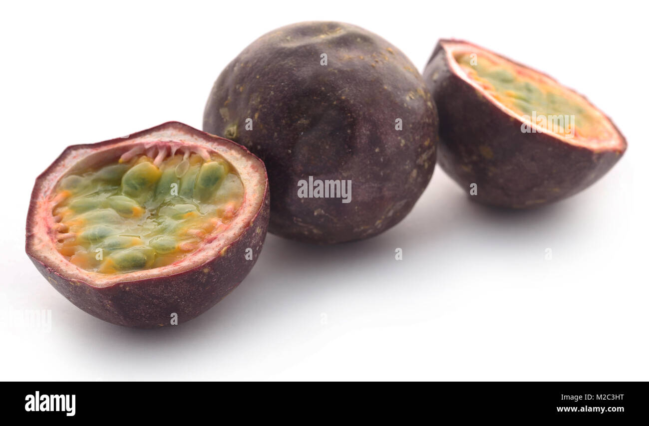 Fruit de la passion sur fond blanc Banque D'Images
