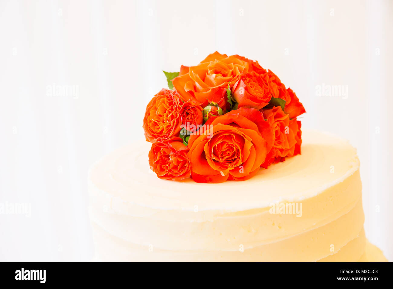 Roses orange sur le dessus du gâteau de célébration, close-up Banque D'Images