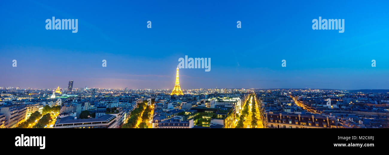 La Tour Eiffel et toits de Paris au crépuscule Banque D'Images