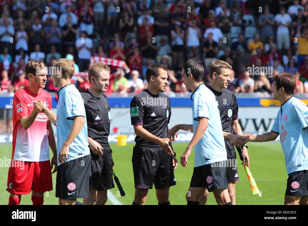 Neuerung im Deutschen Fußball : Par Handschlag begrüßen die sich vor dem  Schiedsrichter und Mannschaften Anpfiff. Die Aktion soll das 'Fair Play' im  Spiel fördern. Le gilt die Regelung von der Bundesliga