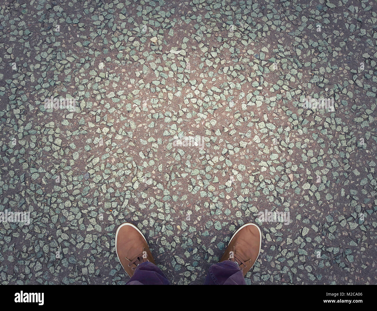 Chaussures homme sur asphalte urbain grunge background with copy space. Image conceptuelle de jambes en plein air bottes on city street. Banque D'Images