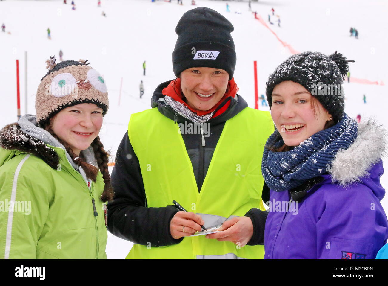 Zwei Schülerinnen des Mädchengymnasium Sainte-ursule aus Freiburger mit der ehemaligen Weltklasse-Biathletin eiifrig Simone Hauswald, die Autogram schreibt. SVS Breitensport - Festival 'Schulen im Schnee" 2015 auf dem Feldberg Banque D'Images