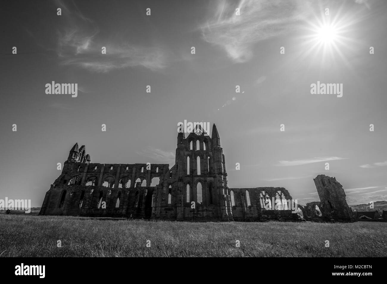 Le soleil brille sur les ruines de l'abbaye de Whitby, Whitby, dans le Yorkshire, UK Banque D'Images