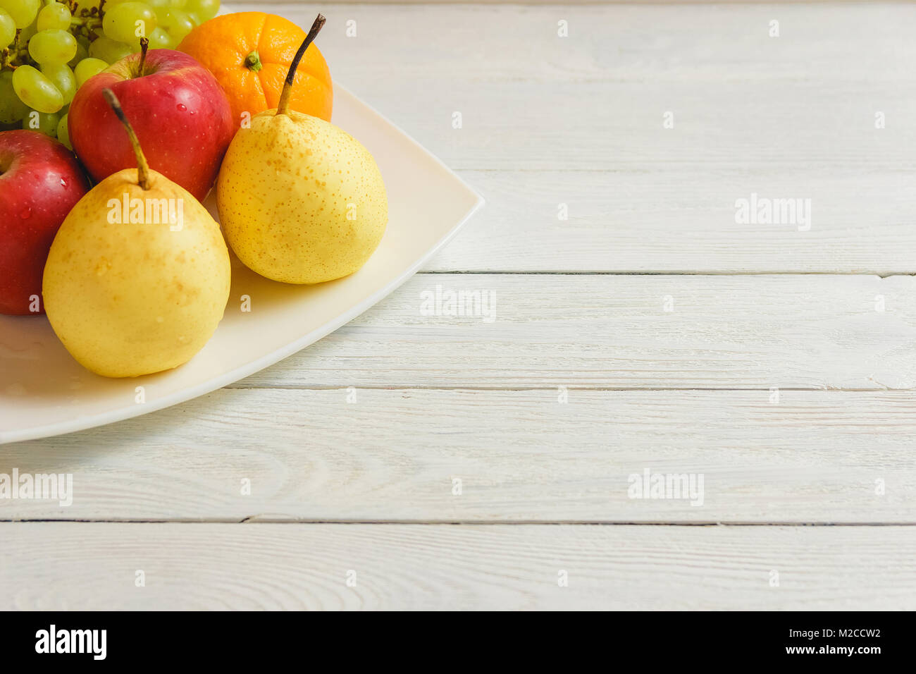 Mélange de fruits sains sur la table de cuisine en bois avec copie espace Banque D'Images