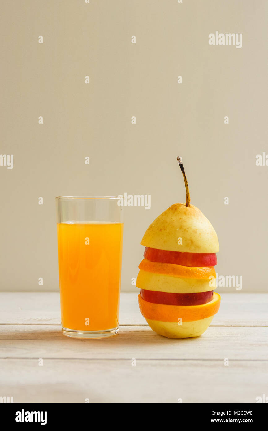 Mélange de fruits et de jus de fruits sur la table en bois. Concept d'aliments sains Banque D'Images