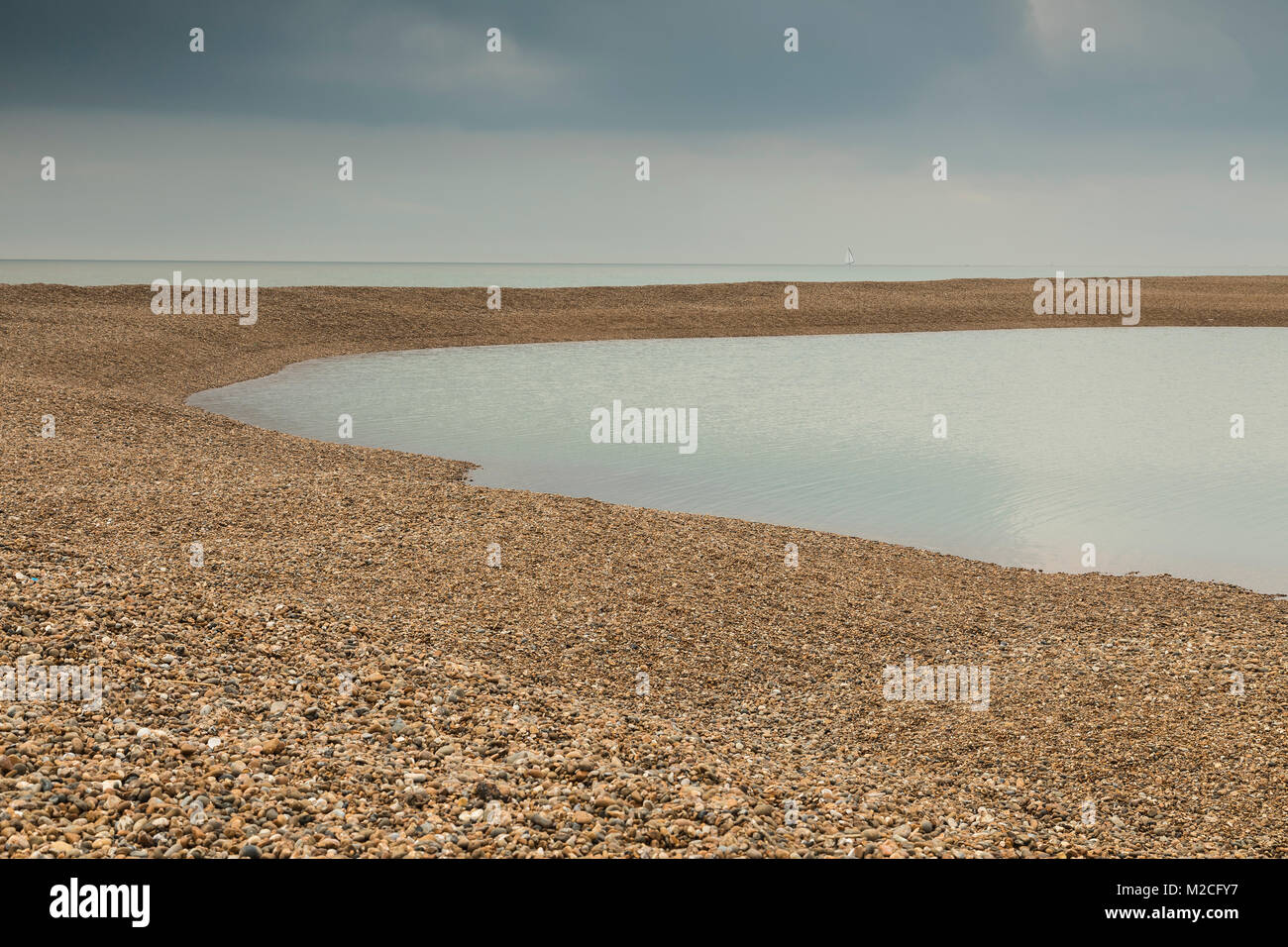 L'image d'un bardeau incliné lagoon shot at Shingle Street, Suffolk, Angleterre, RU Banque D'Images