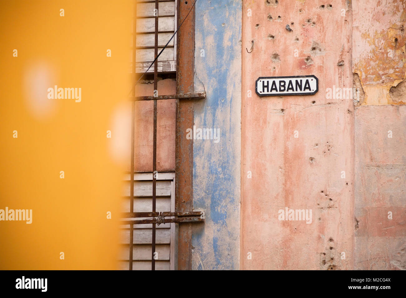 Une plaque de rue pour Habana à La Havane, Cuba. Banque D'Images