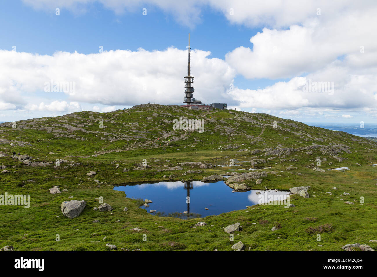 Le mont Ulriken en Norvège. Vue aérienne sur le lac de montagne et de la ville par les fjords. Banque D'Images