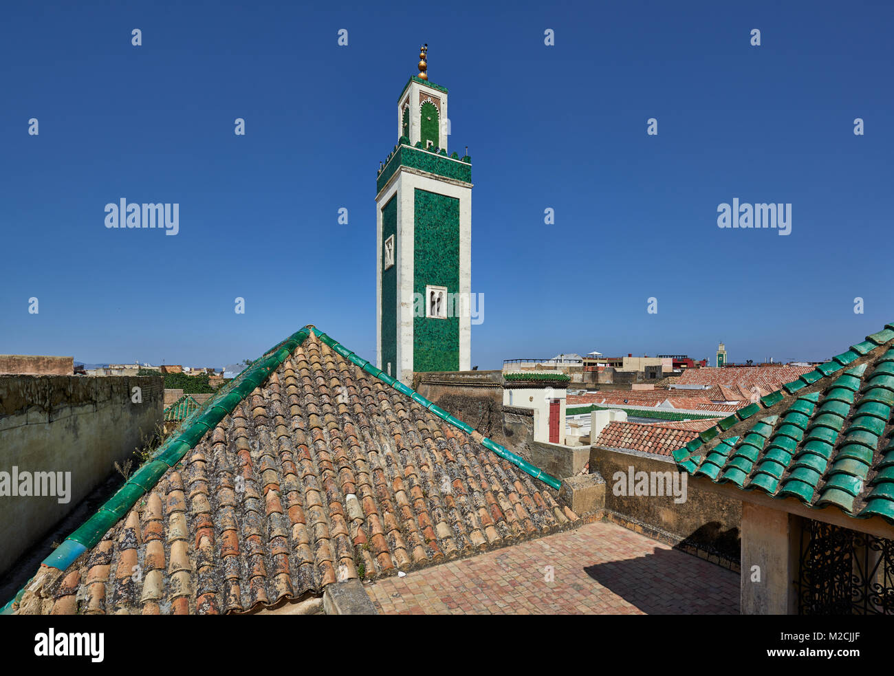 Vue du toit de la Madrasa Bou Inania avec minaret de Mosquée bleue et verte tuiles islamique, Meknès, Maroc, Afrique Banque D'Images