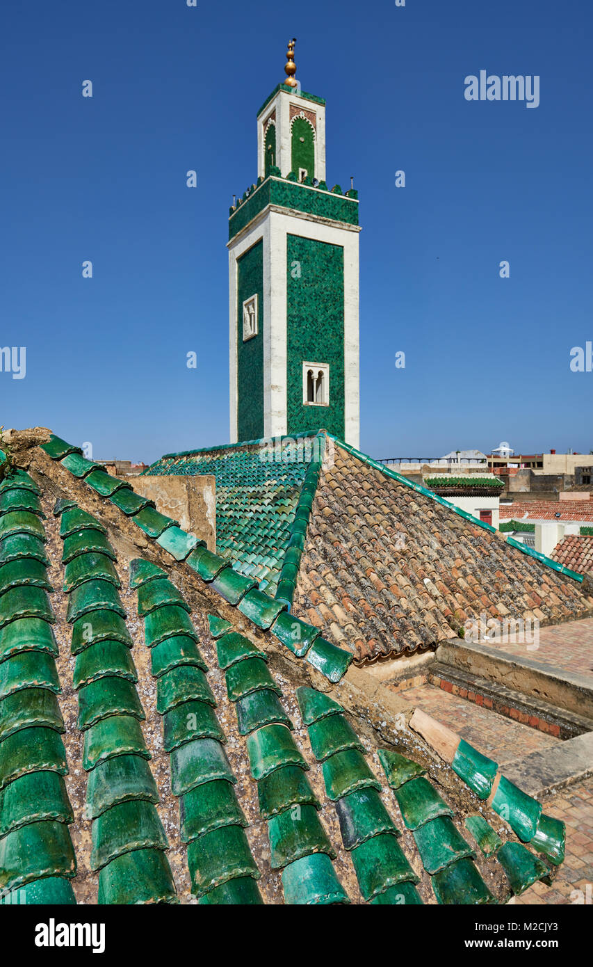 Vue du toit de la Madrasa Bou Inania avec minaret de Mosquée bleue et verte tuiles islamique, Meknès, Maroc, Afrique Banque D'Images