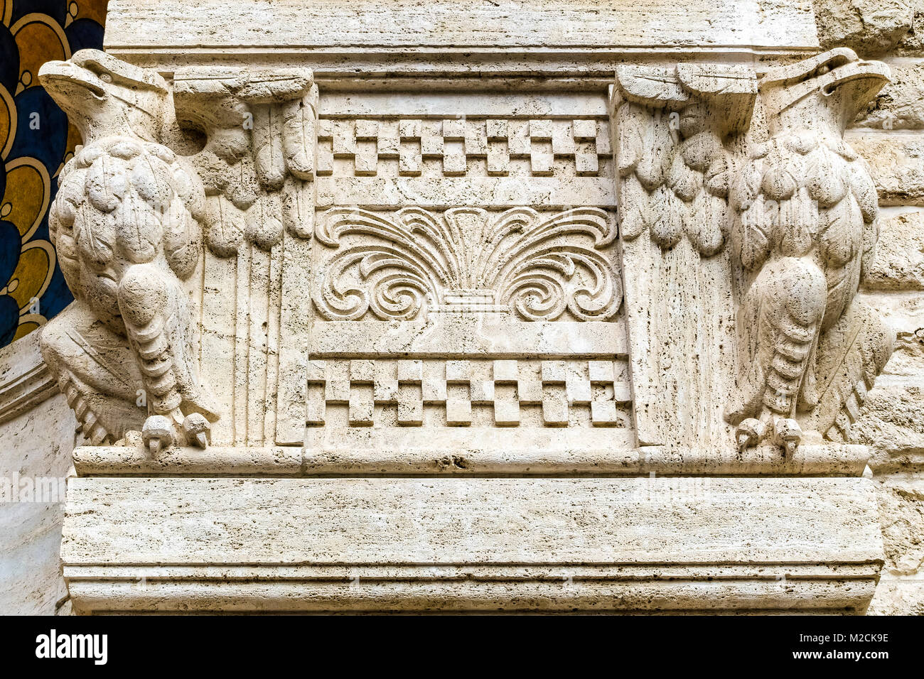 Les aigles en sculpture à l'entrée d'une maison vacances la façade de l'immeuble. Architecte Gino Coppedè. Style Art déco. Rome,Italie. Close up, détail. Banque D'Images