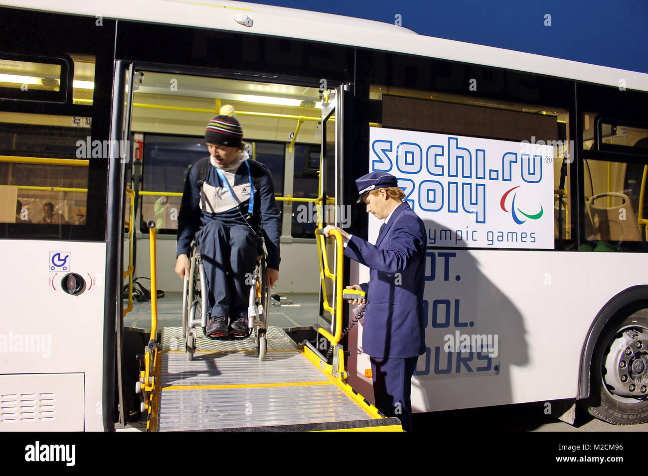 Professeur en Bus Barrierefreier einen bei den paralympiques Sotschi 2014 / 2014 Jeux paralympiques d'hiver de Sotchi Banque D'Images