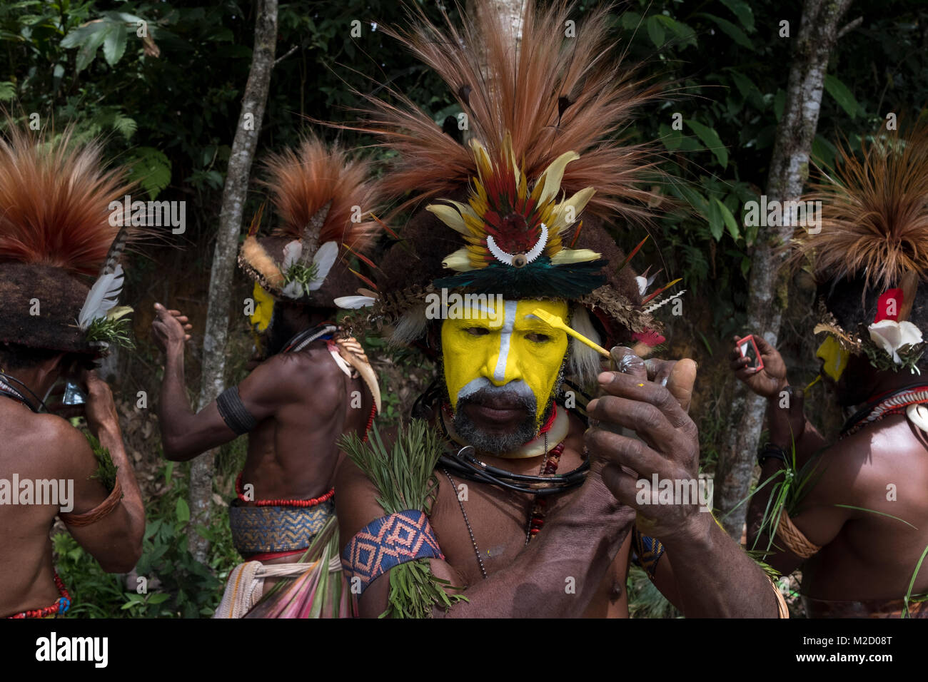 Huli Wigmen peindre le visage et se préparer à la Mount Hagen Spectacle culturel en Papouasie Nouvelle Guinée Banque D'Images