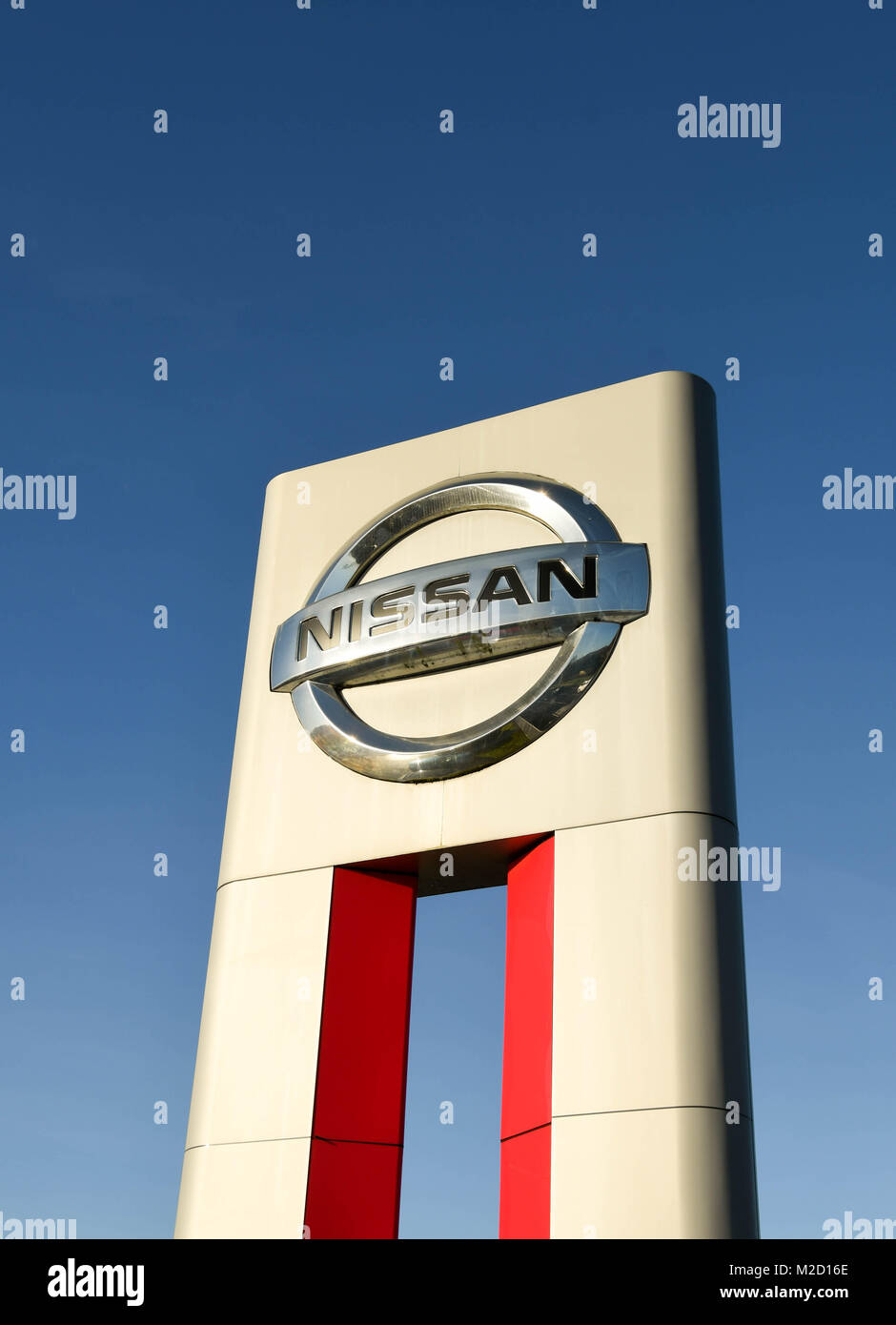 Un grand panneau à l'extérieur d'un concessionnaire Nissan Banque D'Images