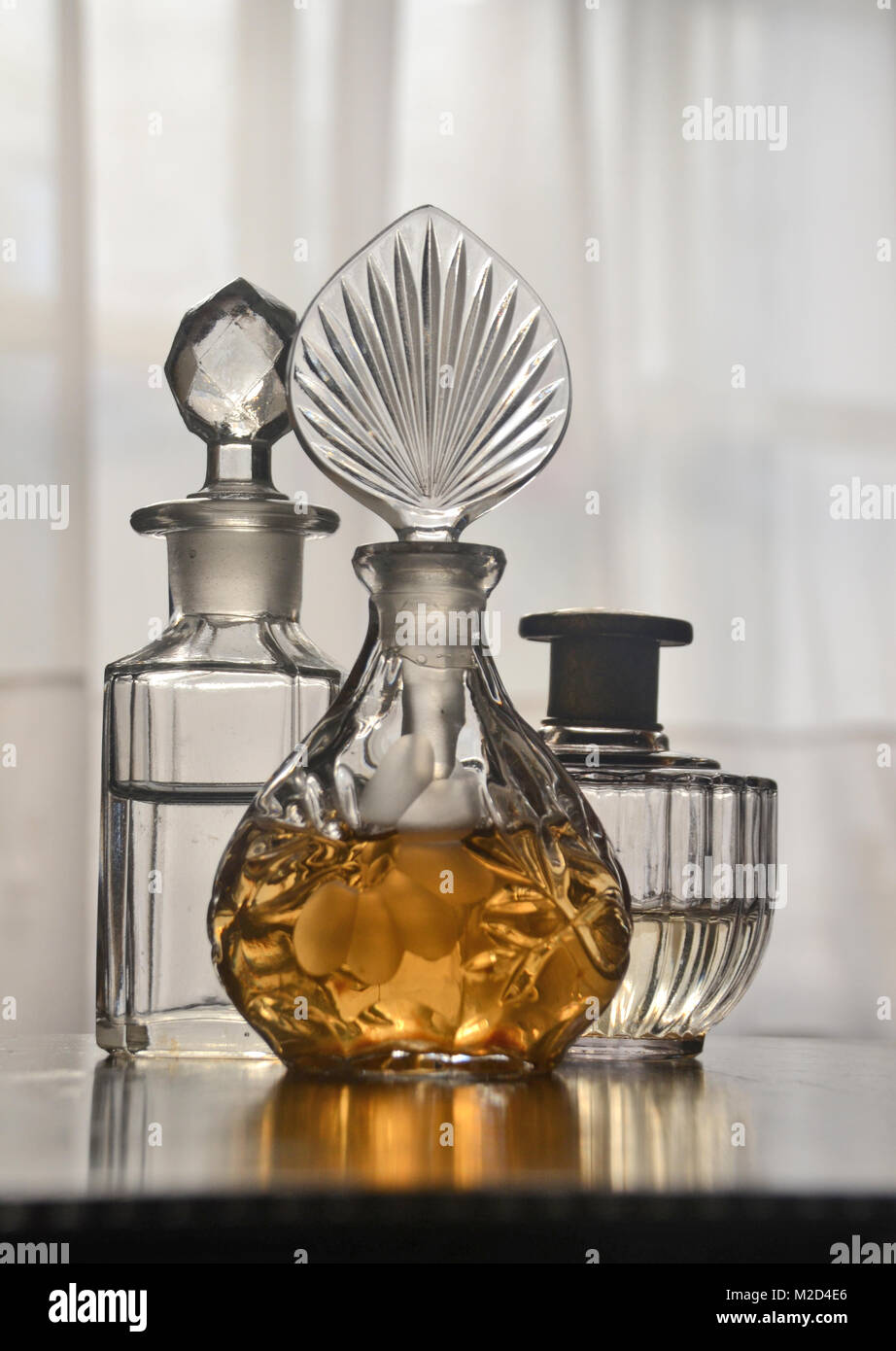 Une variété de Flacons à parfum en verre. Banque D'Images