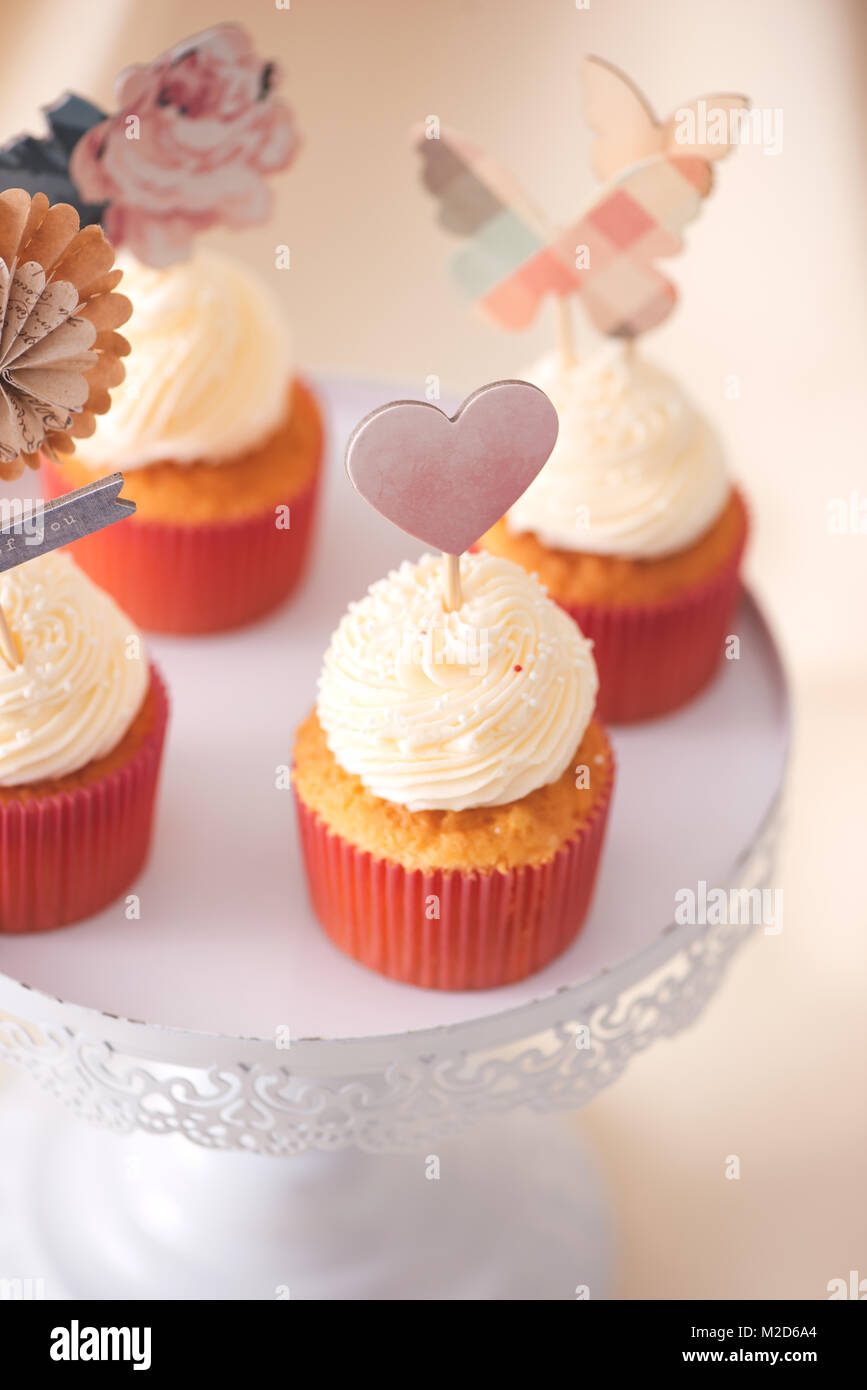 Yummy cupcakes. Valentine sweet love cupcake on table sur un fond clair Banque D'Images