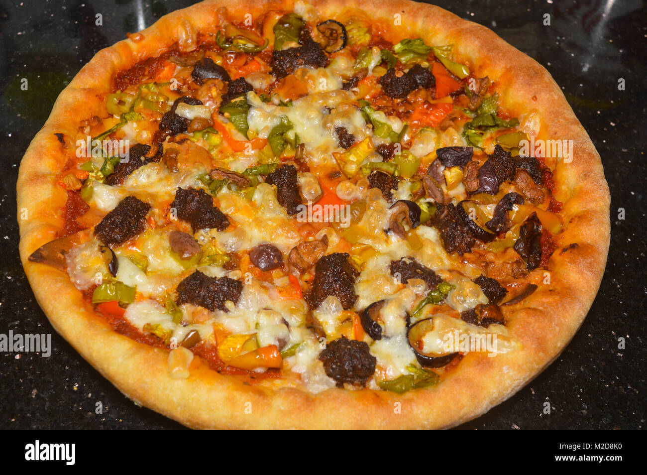 Des pizzas avec de la saucisse, fromage, tomate et poivron vert Banque D'Images