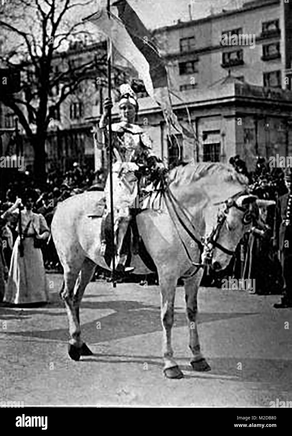 Les suffragettes - Elsie Howard habillé comme Joan d'arche sur la libération de Mme Pethick Lawrence de prison Banque D'Images