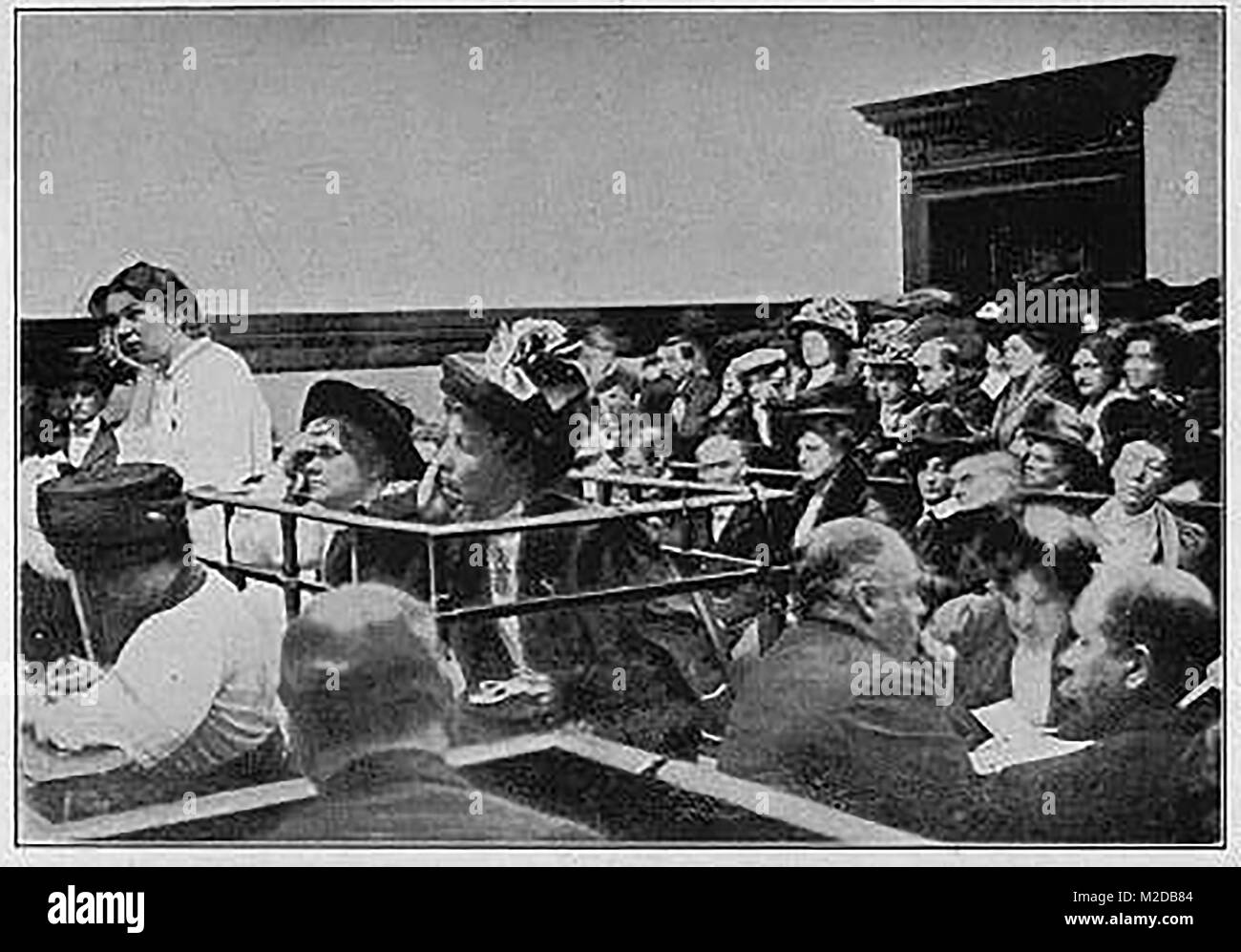 Les suffragettes - Emmeline Pankhurst & Sylvain avec Mme Drummond dans le Dock une fois l'essai 1908 Banque D'Images