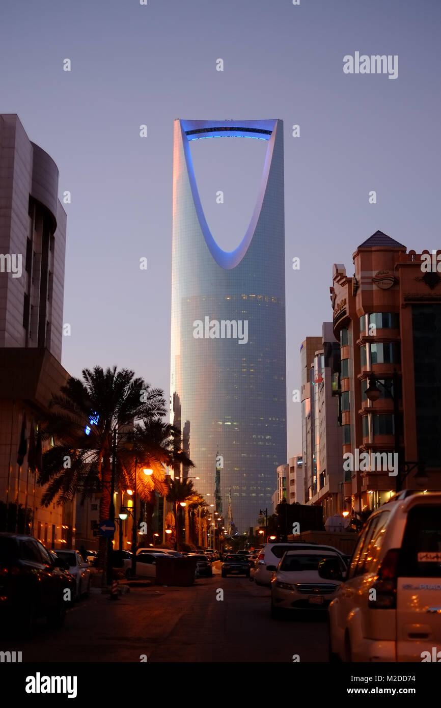 Tour d'Almamalaka à Riyad avec bleu Banque D'Images