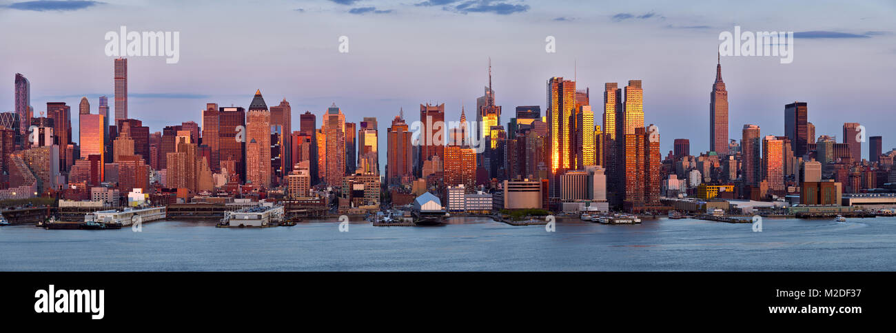 Vue panoramique, des gratte-ciel de Manhattan au coucher du soleil avec l'Hudson. New York City Banque D'Images