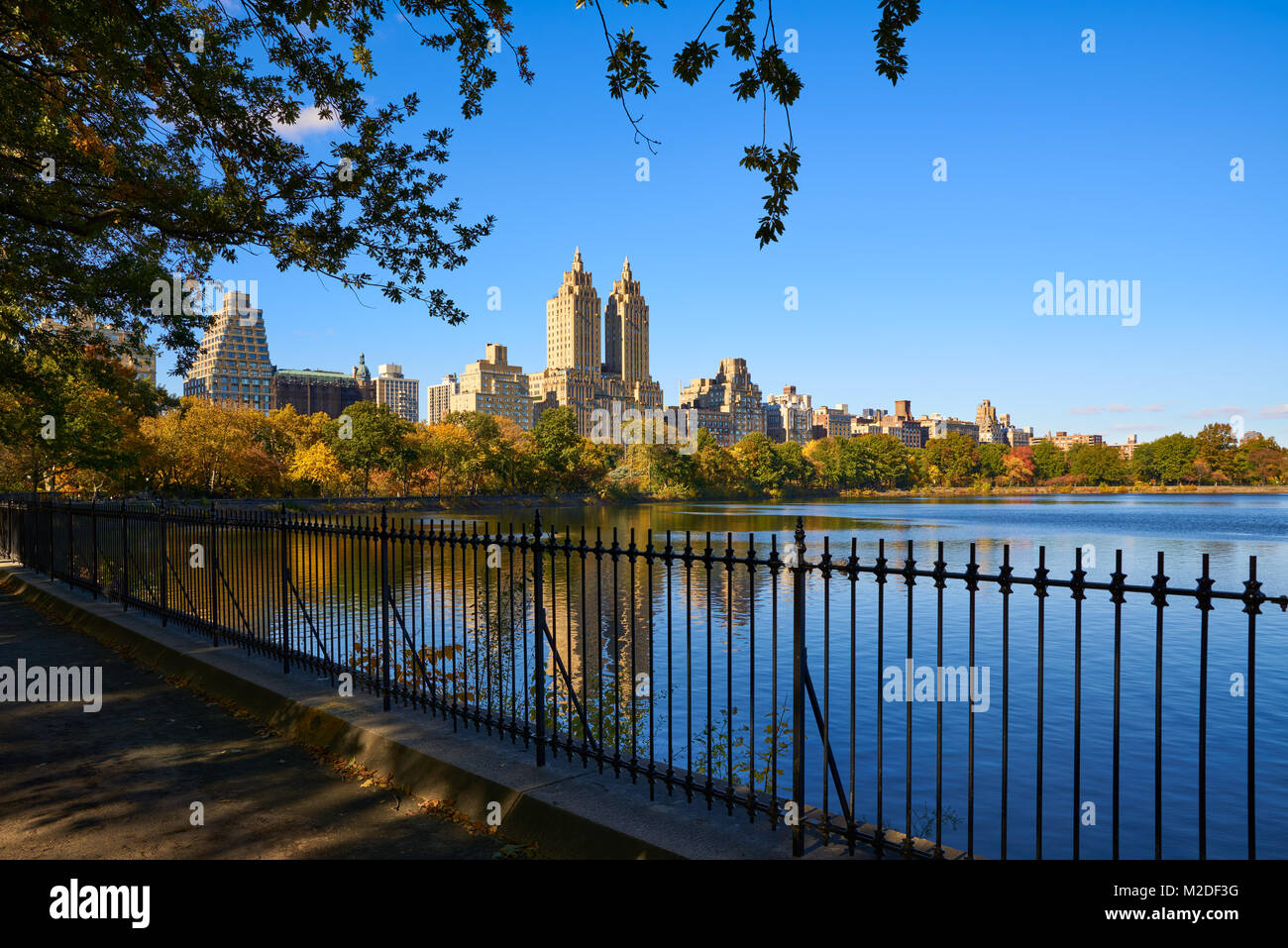 Réservoir de Central Park et de l'Upper West Side dans les bâtiments de l'automne. Central Park West, Manhattan, New York City Banque D'Images