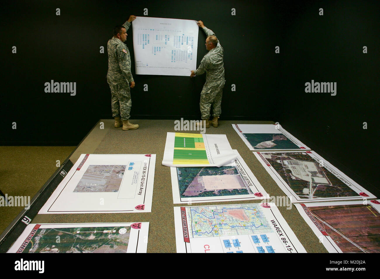 Les membres de la 86e Division de la formation, définit affiche qui sera utilisé dans l'articulation du Bureau des visiteurs dans le bâtiment 220 le 20 avril 2015, pour des exercices de Fort McCoy, au Wisconsin (É.-U. Army Banque D'Images