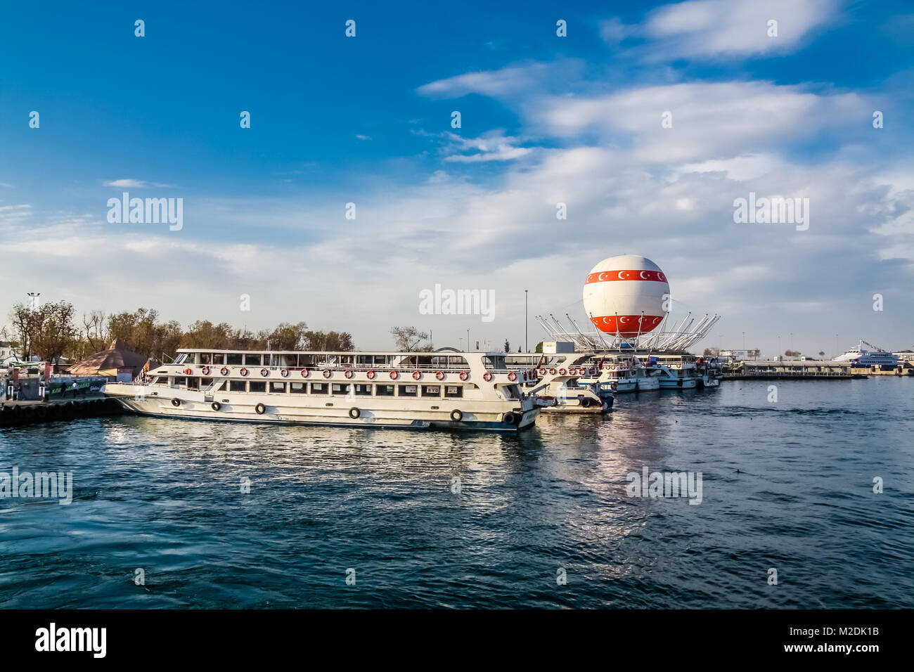 Ferry-boats à Kadikoy, Turkoman, reflétée dans les eaux du Bosphore. Banque D'Images