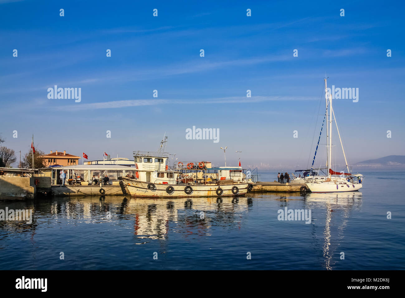 Bateaux amarrés dans un port de Kinaliada, l'une des îles des Princes, Istanbul, Turquie. Banque D'Images