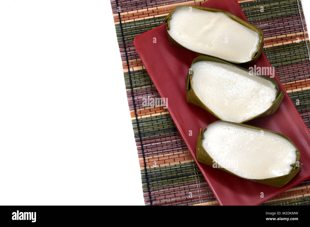 Tetu Le Bugisnese Gateau Gateau Traditionnel Indonesien Faits De Farine De Ble Contenant Du Liquide Du Sucre Brun Et De La Vapeur Dans Des Feuilles De Pandan Photo Stock Alamy