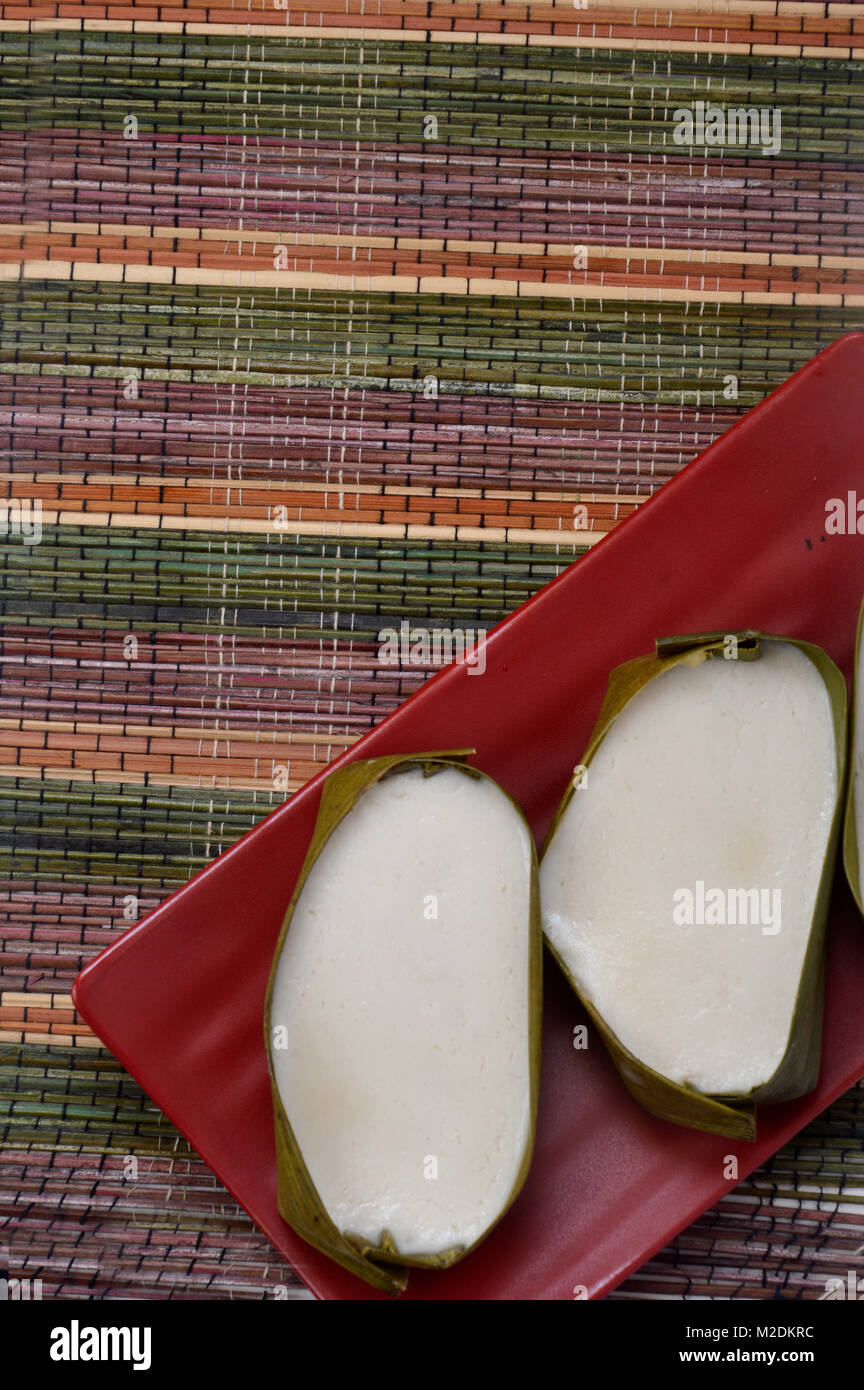 Tetu Le Bugisnese Gateau Gateau Traditionnel Indonesien Faits De Farine De Ble Contenant Du Liquide Du Sucre Brun Et De La Vapeur Dans Des Feuilles De Pandan Photo Stock Alamy