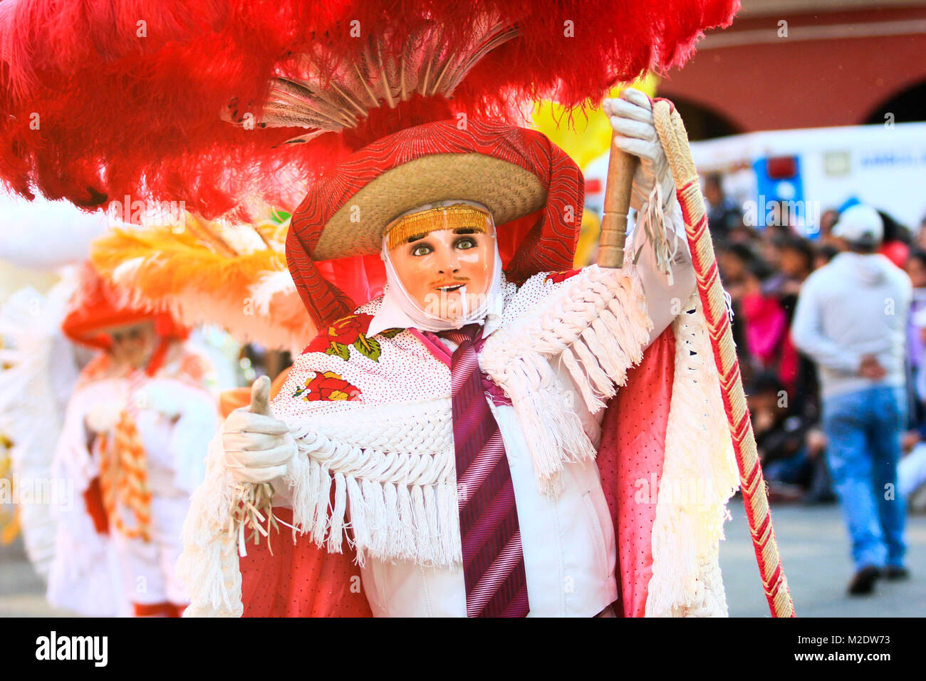 Photo horizontale d'une scène du carnaval, un danseur vêtu d'un costume folklorique traditionnel mexicain et un masque riche en couleur Banque D'Images