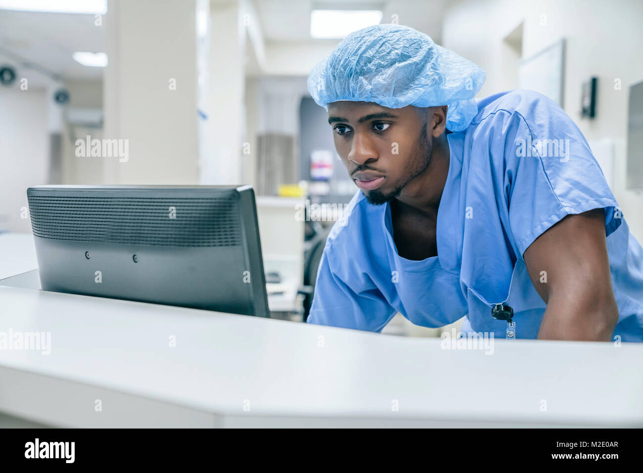 Médecin noir à l'aide d'un ordinateur à l'hôpital Banque D'Images Médecin noir à l'aide d'un ordinateur à l'hôpital Banque D'Images