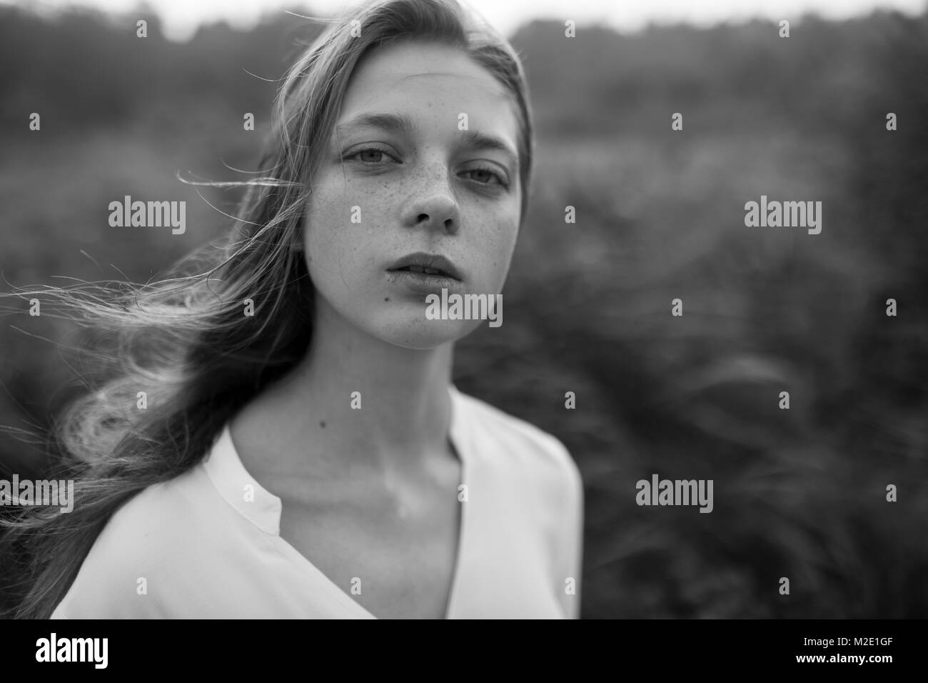 Close up de vent qui souffle de cheveux Caucasian woman Banque D'Images