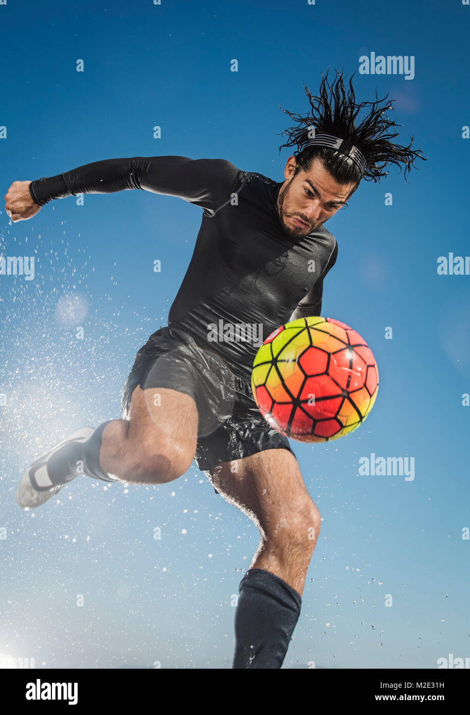 Cuissard d'entraînement mi long mi long de football Banque de photographies  et d'images à haute résolution - Alamy