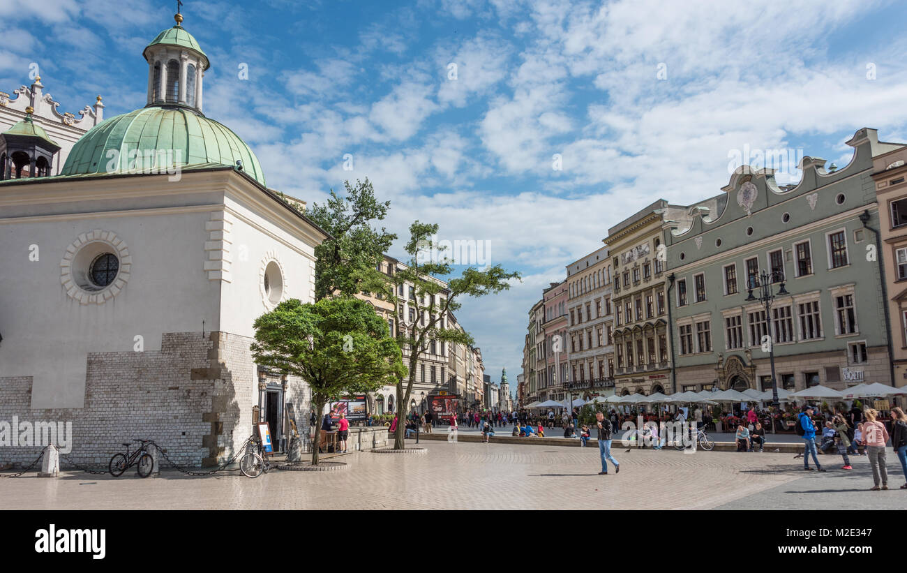 L'église saint Adalbert et restaurants, la place de la vieille ville, Cracovie, Pologne Banque D'Images