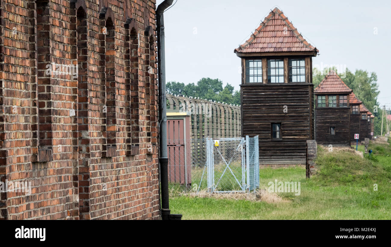 Tours de guet et clôture, le Camp de concentration de Birkenau, Pologne Banque D'Images