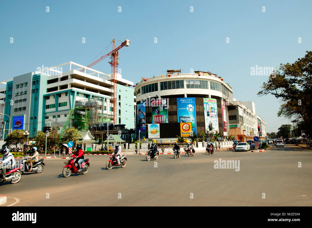 VIENTIANE, LAOS - Février 18, 2011 : des cyclomotoristes la capitale du Laos Banque D'Images