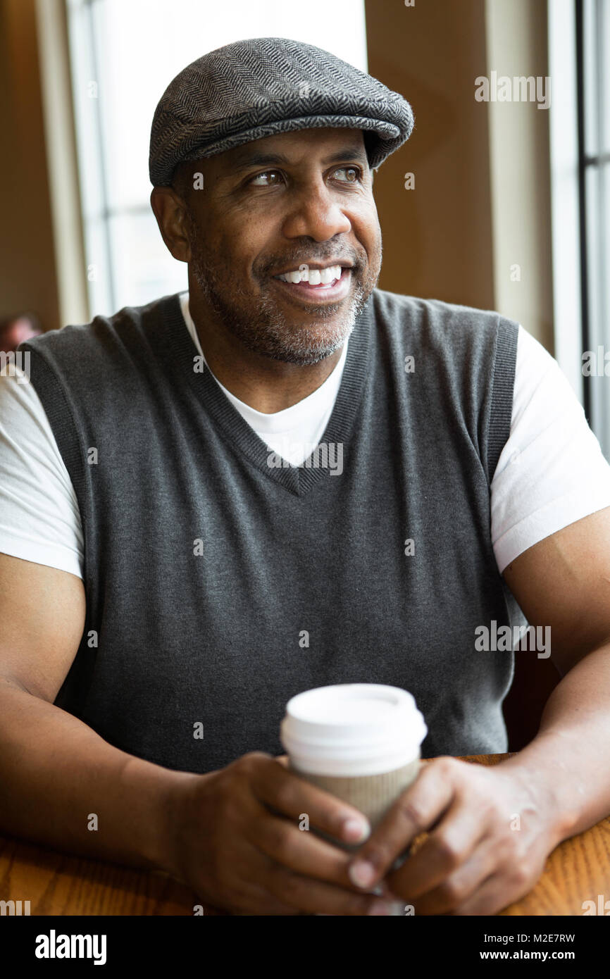 Young African American man sitting in a coffee shop. Banque D'Images