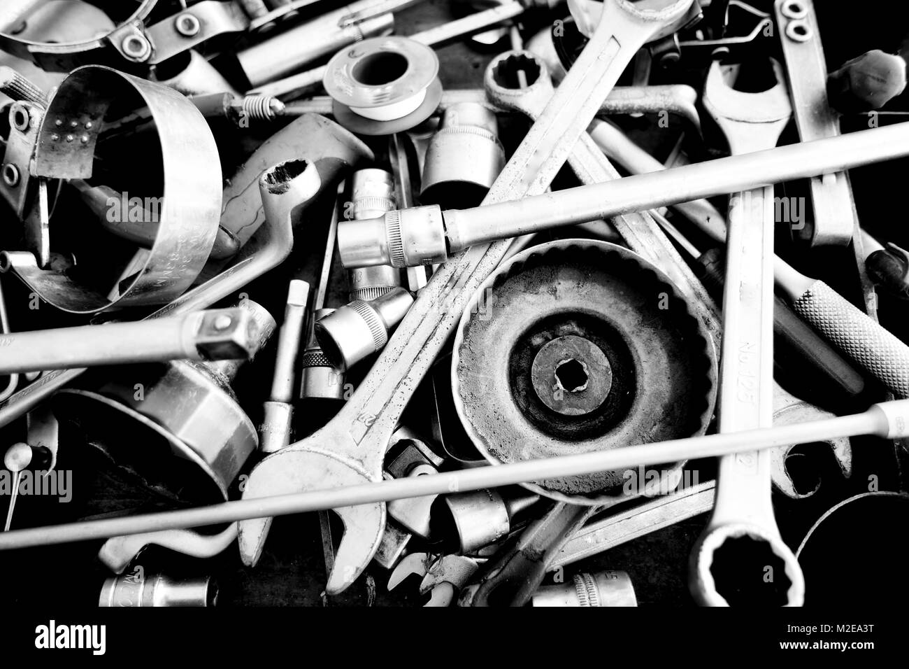 Photo monochrome de machines-outils en acier inoxydable brillant Banque D'Images