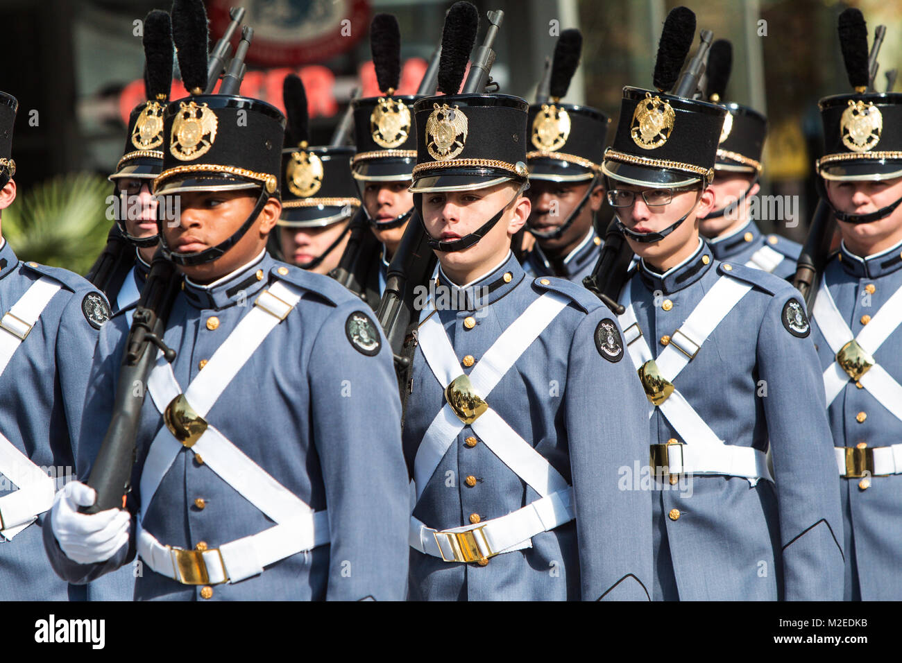 Les cadets de l'école secondaire de l'Académie militaire de Riverside marcher en formation au Georgia Veterans Day Parade, le 11 novembre 2017 à Atlanta, GA. Banque D'Images