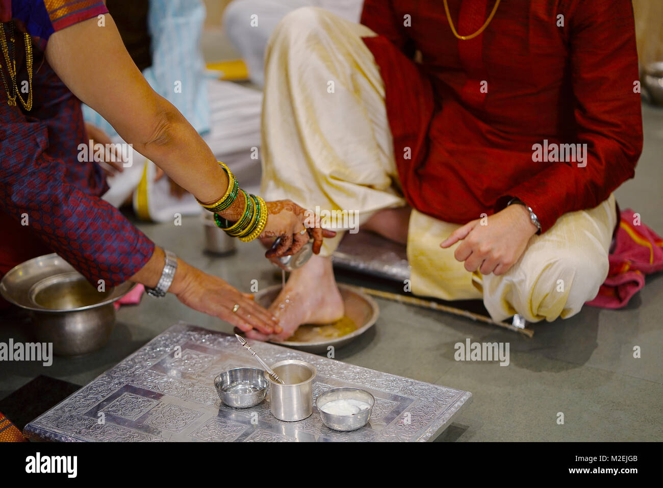 Rituel du mariage hindou. Avant le mariage le père et mère de mariée mariée marié et inviter l'adoration des pieds offre par le lavage des pieds Banque D'Images