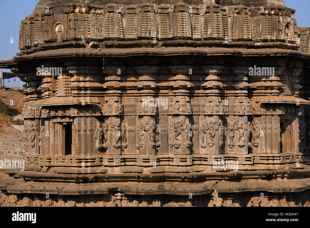 De superbes détails sculptés avec des statues de la charge de l'éléphant de temple de la superstructure. Vishnu idol intérieur avec Shivalinga face au nord. Banque D'Images