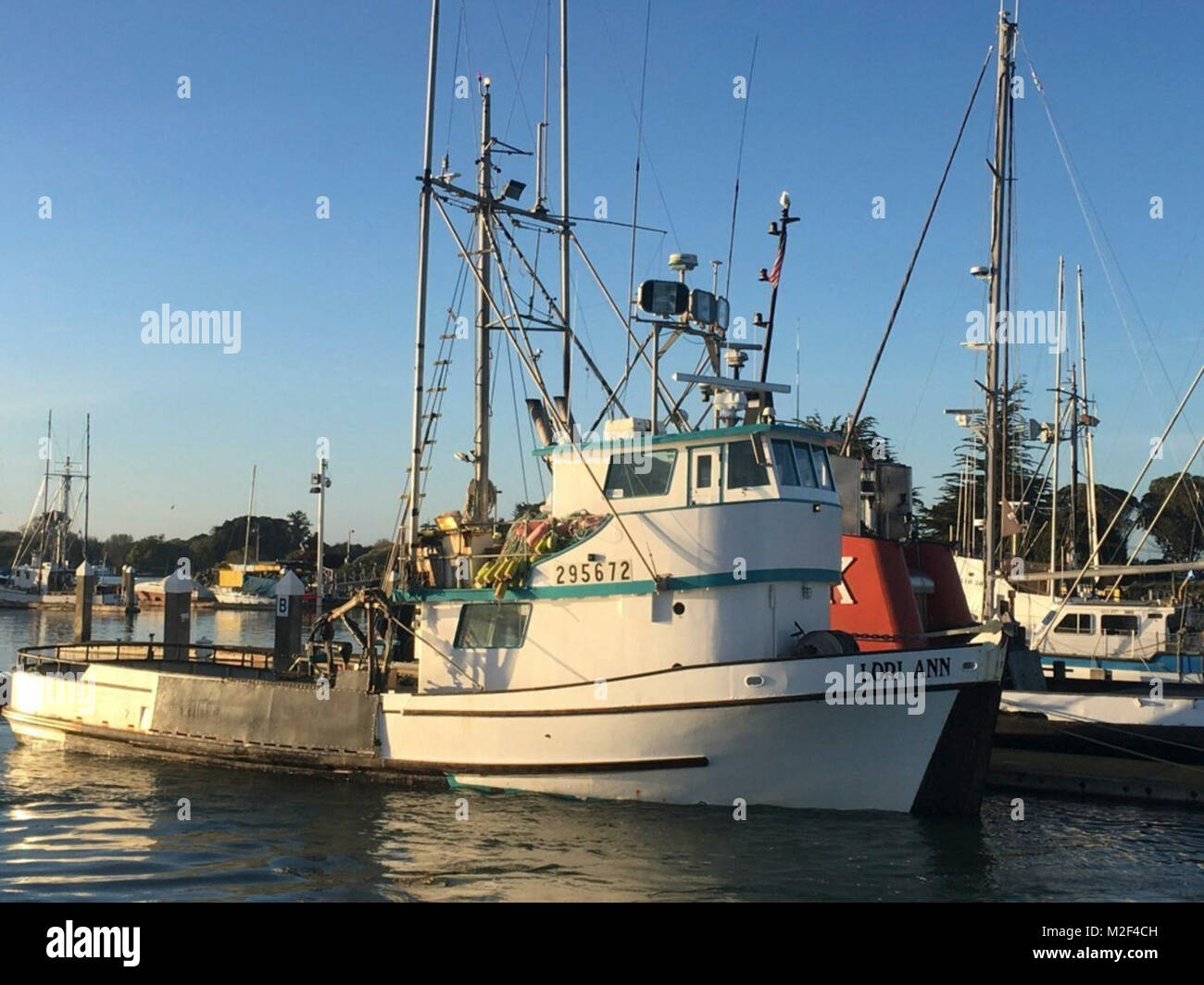 Le Lori Ann, un 58 pieds de bateau de pêche commerciale est photographié amarré à Woodley Island Marina à Eureka, Californie, le 5 février 2018. Un équipage d'un bateau de la Garde côtière Station de Humboldt Bay a remorqué le Lori Ann à la marina après l'équipage a perdu le pouvoir de direction lors d'un voyage de pêche de crabe dormeur. (U.S. Garde côtière canadienne Banque D'Images