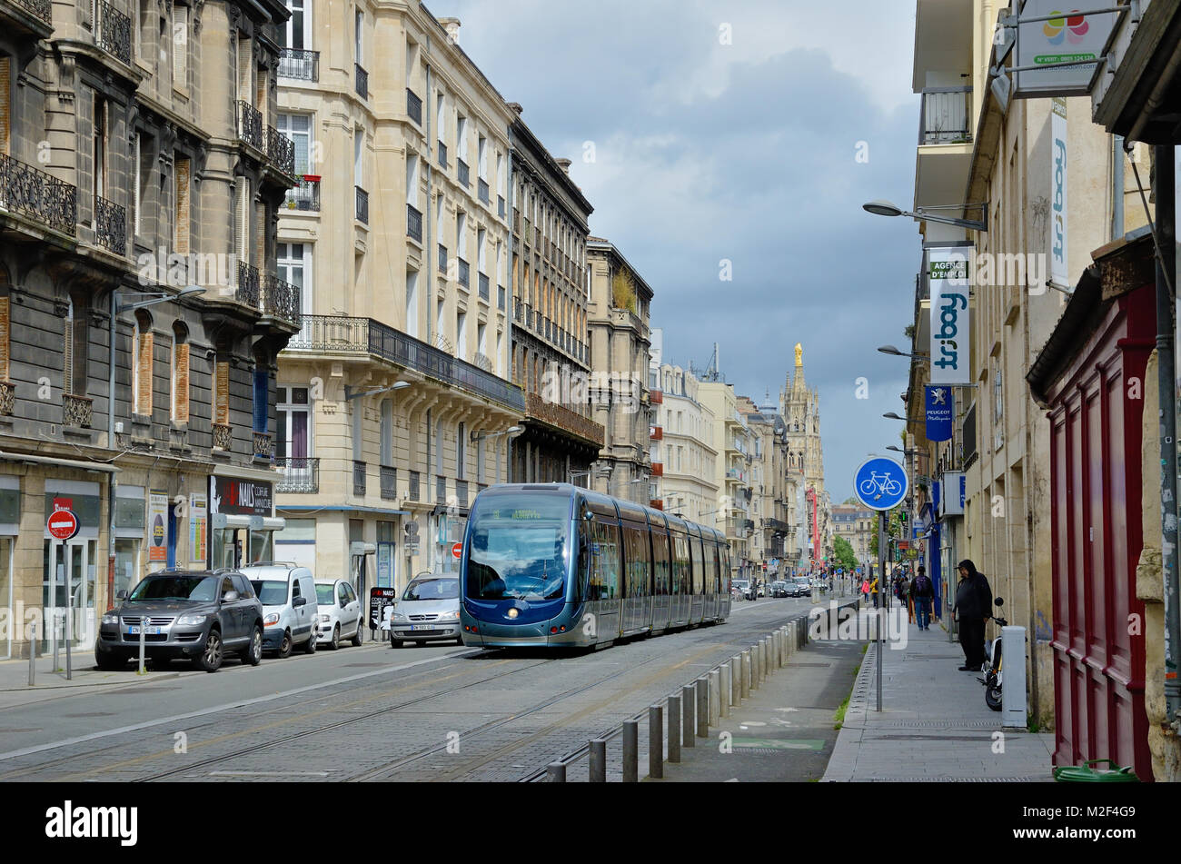 Le tramway moderne dans l'ancienne ville Bordeaux Banque D'Images