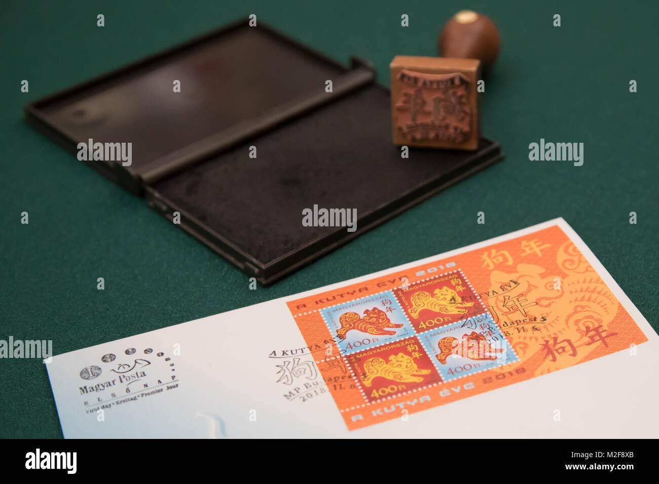 Budapest. Feb 6, 2018. Le premier jour est vu sur une table au musée du timbre hongrois à Budapest, Hongrie le 6 février 2018. Le zodiac timbre émis par la poste hongroise en l'honneur de l'année chinoise du chien a été présenté au public dans le musée du timbre Hongrois ici mardi. C'est la cinquième édition d'un timbre Hongrois commémorant le Nouvel An chinois depuis la première a été publié en 2014, l'année du cheval. Credit : Attila Volgyi/Xinhua/Alamy Live News Banque D'Images