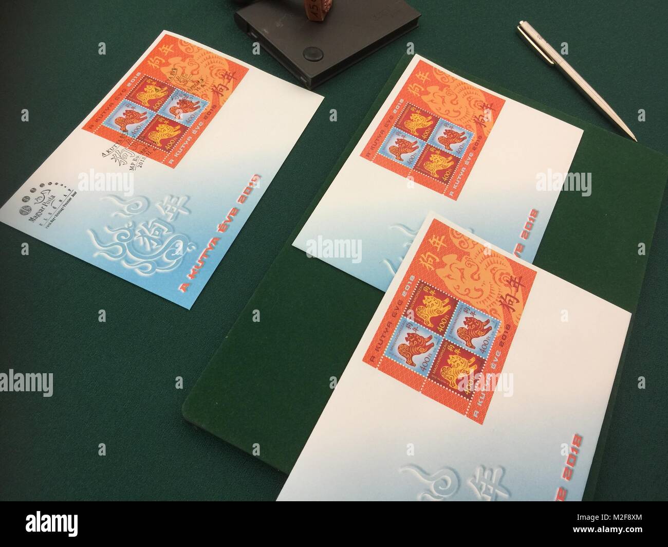 Budapest. Feb 6, 2018. Le premier jour sont vus sur une table au musée du timbre hongrois à Budapest, Hongrie le 6 février 2018. Le zodiac timbre émis par la poste hongroise en l'honneur de l'année chinoise du chien a été présenté au public dans le musée du timbre Hongrois ici mardi. C'est la cinquième édition d'un timbre Hongrois commémorant le Nouvel An chinois depuis la première a été publié en 2014, l'année du cheval. Crédit : Yang Yongqian/Xinhua/Alamy Live News Banque D'Images
